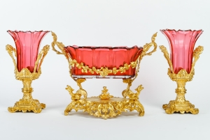 Garniture avec une coupe et deux vases en cristal de bohème, XIXème siècle|||||||||