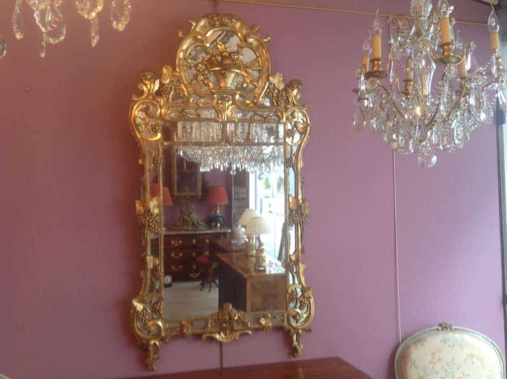 Miroir d&#039;époque Louis XV en Bois doré à décors de grappes de raisins et grenades|||||