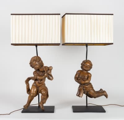 Paire d&#039;amours en bois sculpté du 18e siècle montés en lampe|||||||||