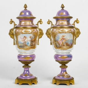 Paire de vases couverts en porcelaine et bronze doré||||||||||