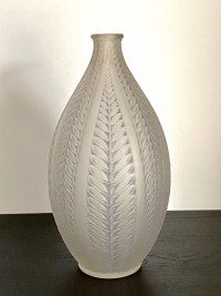 Vase &quot;Acacia&quot; verre blanc patiné bleu-gris de René LALIQUE