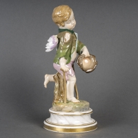 Figurine en porcelaine, l&#039;amour mendiant de la manufacture de Meissen, XIXe siècle