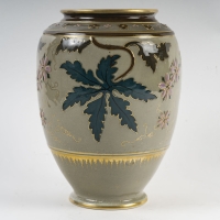 Vase en porcelaine à décor végétal signé Haviland, décor d’Ernest Chaplet (1835-1909), période art nouveau, fin du XIXe siècle- début XXe siècle.