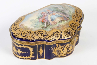 Boîte en porcelaine, monture en bronze, XIXème siècle, Napoléon III|||||||||