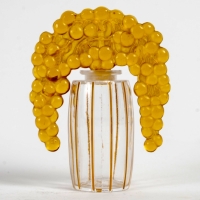 Flacon &quot;Bouchon Cassis&quot; verre blanc émaillé jaune ambré et verre jaune ambré de René LALIQUE