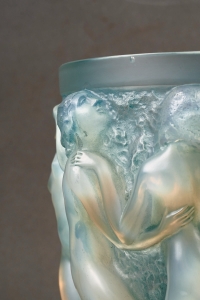 Vase &quot;Bacchantes&quot; verre opalescent patiné bleu de René Lalique
