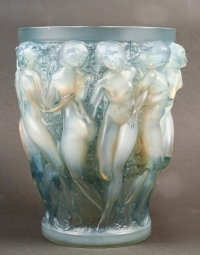 Vase &quot;Bacchantes&quot; verre opalescent patiné bleu de René Lalique