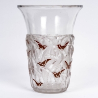 Vase &quot;Bornéo&quot; verre blanc émaillé brun de René LALIQUE