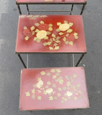 1970′ Série de 3 Tables Gigognes Style Maison Jansen Déco Bambou en Bronze Doré Plateaux avec Laque de Chine Rouge Décor de Paysage avec Oiseau