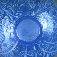 Vase &quot;Lièvres&quot; verre bleu électrique patiné blanc de René LALIQUE