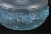 Boîte « Primevères » verre opalescent patiné bleu de René LALIQUE