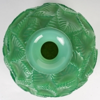 Vase &quot;Ormeaux&quot; verre vert jade de René LALIQUE