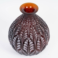 Vase &quot;Malesherbes&quot; verre ambre foncé patiné blanc de René LALIQUE