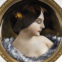 Portrait de femme de profil, miniature circulaire émaillée du cuivre signée d&#039;un monogramme, travail français de la fin du XIXe siècle