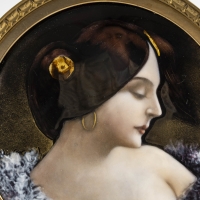 Portrait de femme de profil, miniature circulaire émaillée du cuivre signée d&#039;un monogramme, travail français de la fin du XIXe siècle