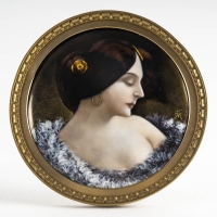 Portrait de femme de profil, miniature circulaire émaillée du cuivre signée d&#039;un monogramme, travail français de la fin du XIXe siècle