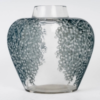 Vase &quot;Poivre&quot; verre blanc patiné bleu de René LALIQUE