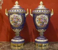 Le Tallec &quot; Paire de très Grands Pots bleus de Sèvres couverts&quot;