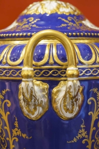 Le Tallec &quot; Paire de très Grands Pots bleus de Sèvres couverts&quot;