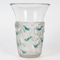 Vase &quot;Bornéo&quot; verre blanc émaillé vert de René LALIQUE