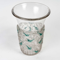 Vase &quot;Bornéo&quot; verre blanc émaillé vert de René LALIQUE