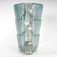 Vase &quot;Jaffa&quot; verre blanc patiné turquoise de René LALIQUE