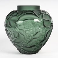 Vase &quot;Courlis&quot; cristal vert de LALIQUE FRANCE