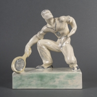 Sculpture représentant un joueur de tennis en faïence, saisi en plein mouvement, travail du XXe siècle probablement années 1930