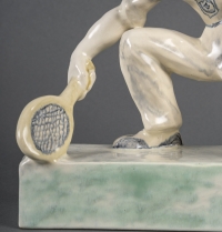 Sculpture représentant un joueur de tennis en faïence, saisi en plein mouvement, travail du XXe siècle probablement années 1930