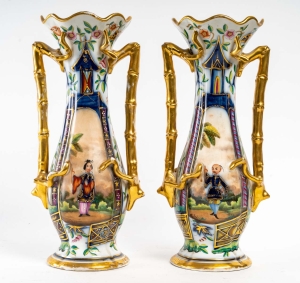 Paire de vases en porcelaine de Bayeux à décors de chinois et de pagodes fleuries|||||||||