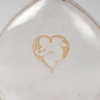 Flacon &quot;L&#039;Amour dans le Coeur&quot; verre blanc patiné sépia de René LALIQUE pour Arys