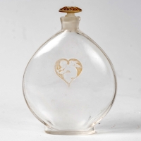 Flacon &quot;L&#039;Amour dans le Coeur&quot; verre blanc patiné sépia de René LALIQUE pour Arys