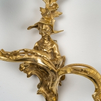 Paire d’appliques à deux bras de lumière à décor d’un couple Chinois en bronze ciselé et doré vers 1850-1870