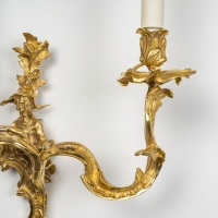 Paire d’appliques à deux bras de lumière à décor d’un couple Chinois en bronze ciselé et doré vers 1850-1870