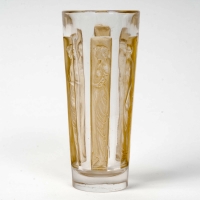 Suite de 4 gobelets &quot;Six Figurines&quot; verre blanc patiné sépia de René LALIQUE