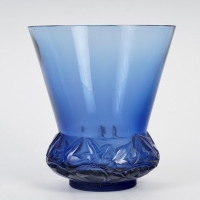 Vase &quot;Lierre&quot; verre bleu saphir de René LALIQUE