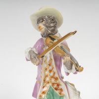 Figurine en porcelaine représentant un singe musicien, le violoniste, d&#039;après modèle de Kandler, l&#039;orchestre de la manufacture de Meissen, XXe siècle