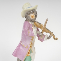Figurine en porcelaine représentant un singe musicien, le violoniste, d&#039;après modèle de Kandler, l&#039;orchestre de la manufacture de Meissen, XXe siècle