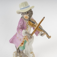 Figurine en porcelaine représentant un singe musicien, le violoniste, d&#039;après modèle de Kandler, l&#039;orchestre de la manufacture de Meissen, XXe siècle