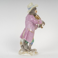 Figurine en porcelaine représentant un singe musicien, le violoniste, d&#039;après modèle de Kandler, l&#039;orchestre de la manufacture de Meissen, XXe siècle