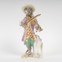 Figurine en porcelaine représentant un singe musicien, le violoniste, d&#039;après modèle de Kandler, l&#039;orchestre de la manufacture de Meissen, XXe siècle