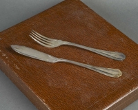 Service à poisson comprenant 12 fourchettes et 12 couteaux à poisson de l’Orfèvre Christofle à Paris, 1960-1970.