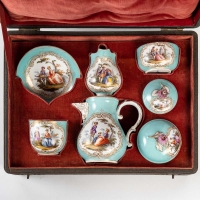 Service en porcelaine du XIXème siècle dans un coffret