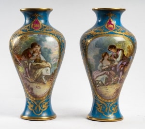 Paire de vases à scène galantes et fleurs , fin XIXème.||||||||||||