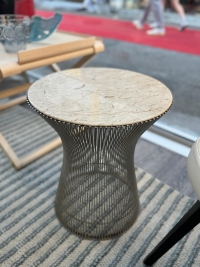Knoll&amp; Waren PLATNER, Paire de tables d&#039;appoint en acier, plateau en marbre blanc veiné beige