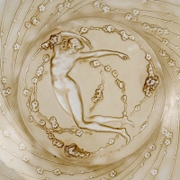 Paire d’assiettes « Une Figurine Et Fleurs » verre blanc patiné sépia de René LALIQUE