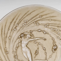 Paire d’assiettes « Une Figurine Et Fleurs » verre blanc patiné sépia de René LALIQUE