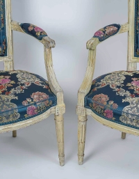 Paire de fauteuils d’époque Louis XVI à dossiers chapeau de gendarme en bois naturel laqué vers 1780