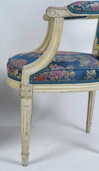 Paire de fauteuils d’époque Louis XVI à dossiers chapeau de gendarme en bois naturel laqué vers 1780