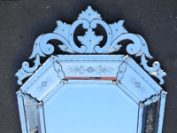 Miroir Venise Octogonal à Fronton avec Fleurs Gravées